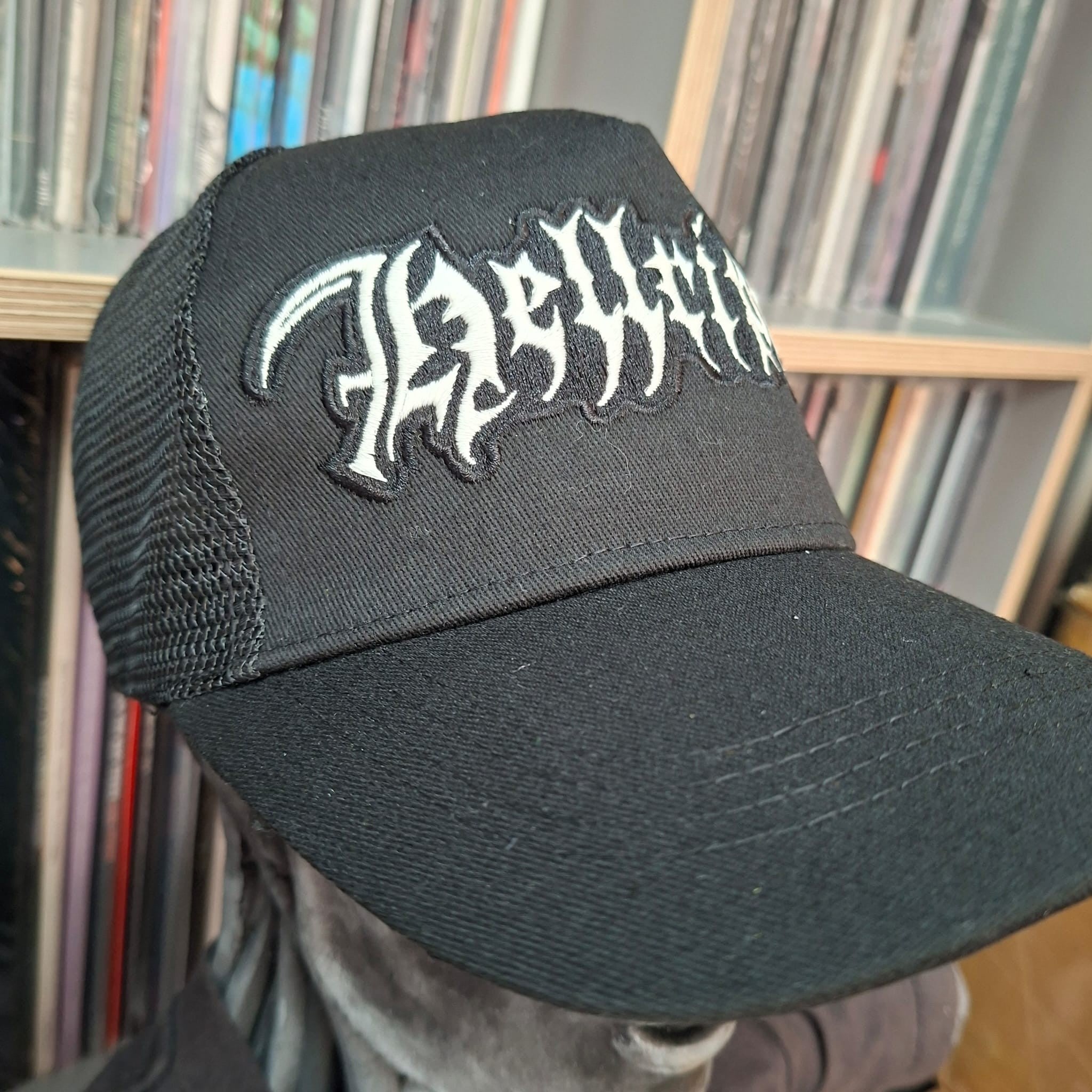 hellripper-scythe-logo-casquette-trucker-blanche-phosphorescente image 5