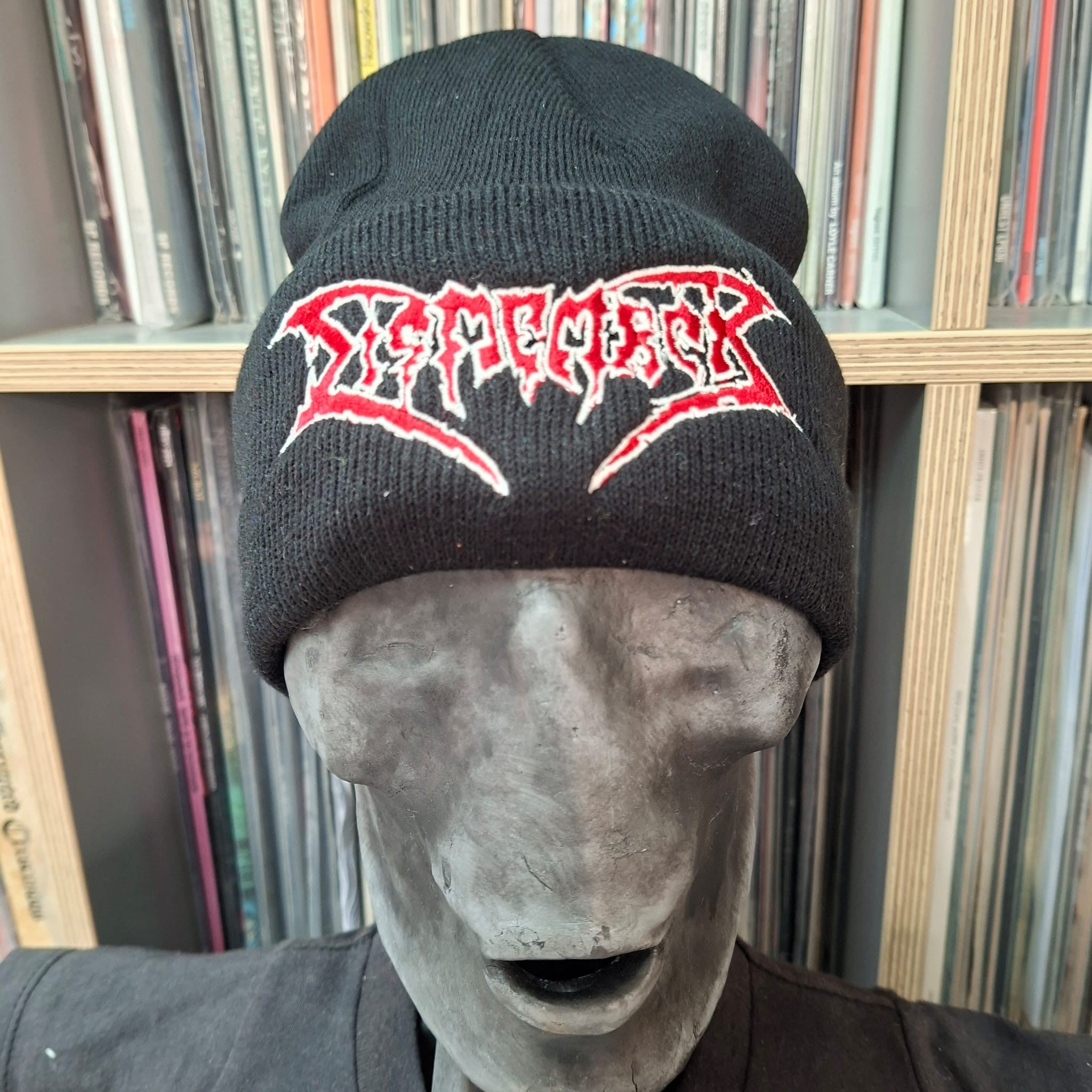 dismember-logo-bonnet-noir-brod-logo-rouge image 1