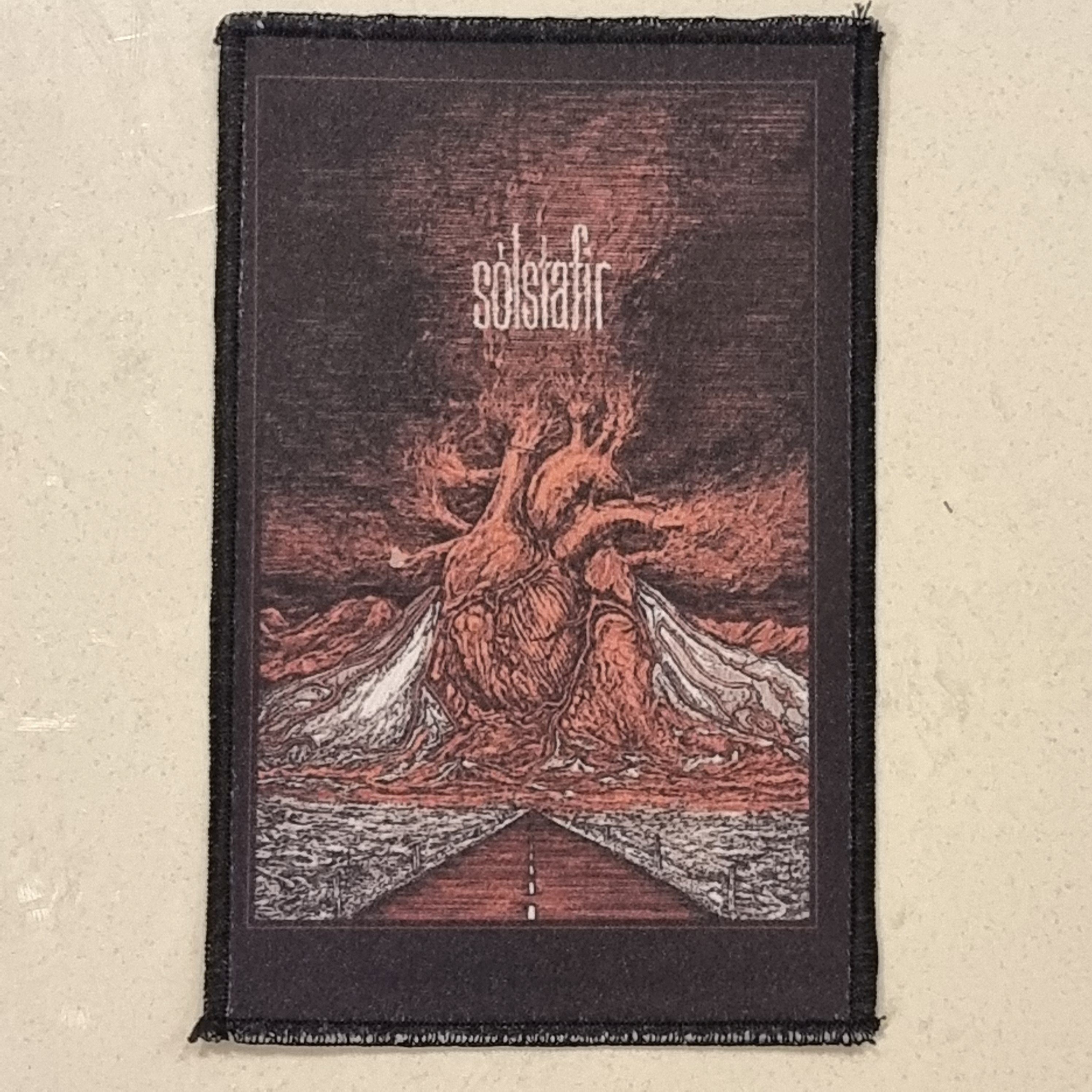 s-lstafir-heart-of-a-volcano-petit-patch-cusson-coudre image 1