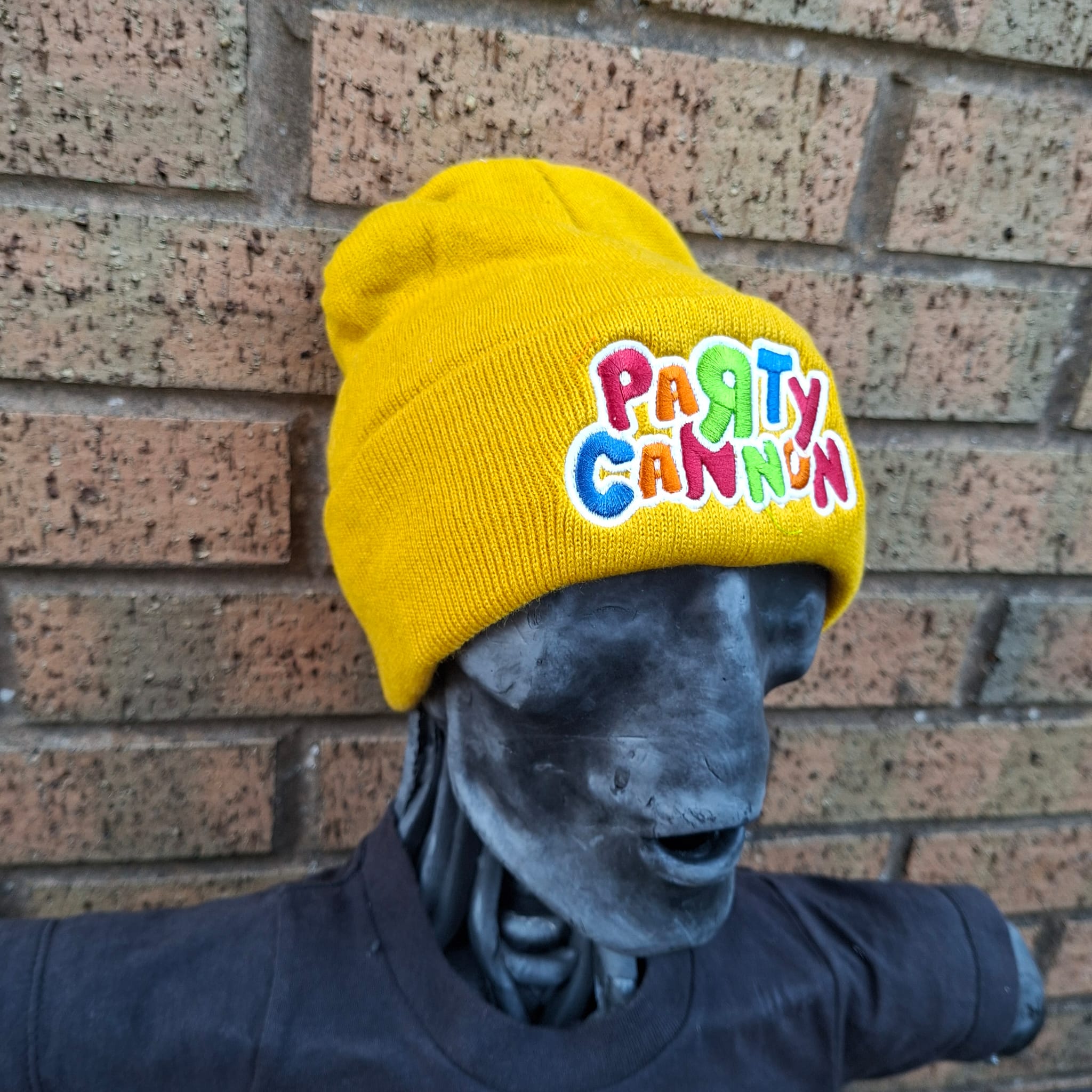 party-cannon-bonnet-jaune-moutarde-logo-phosphorescent image 4