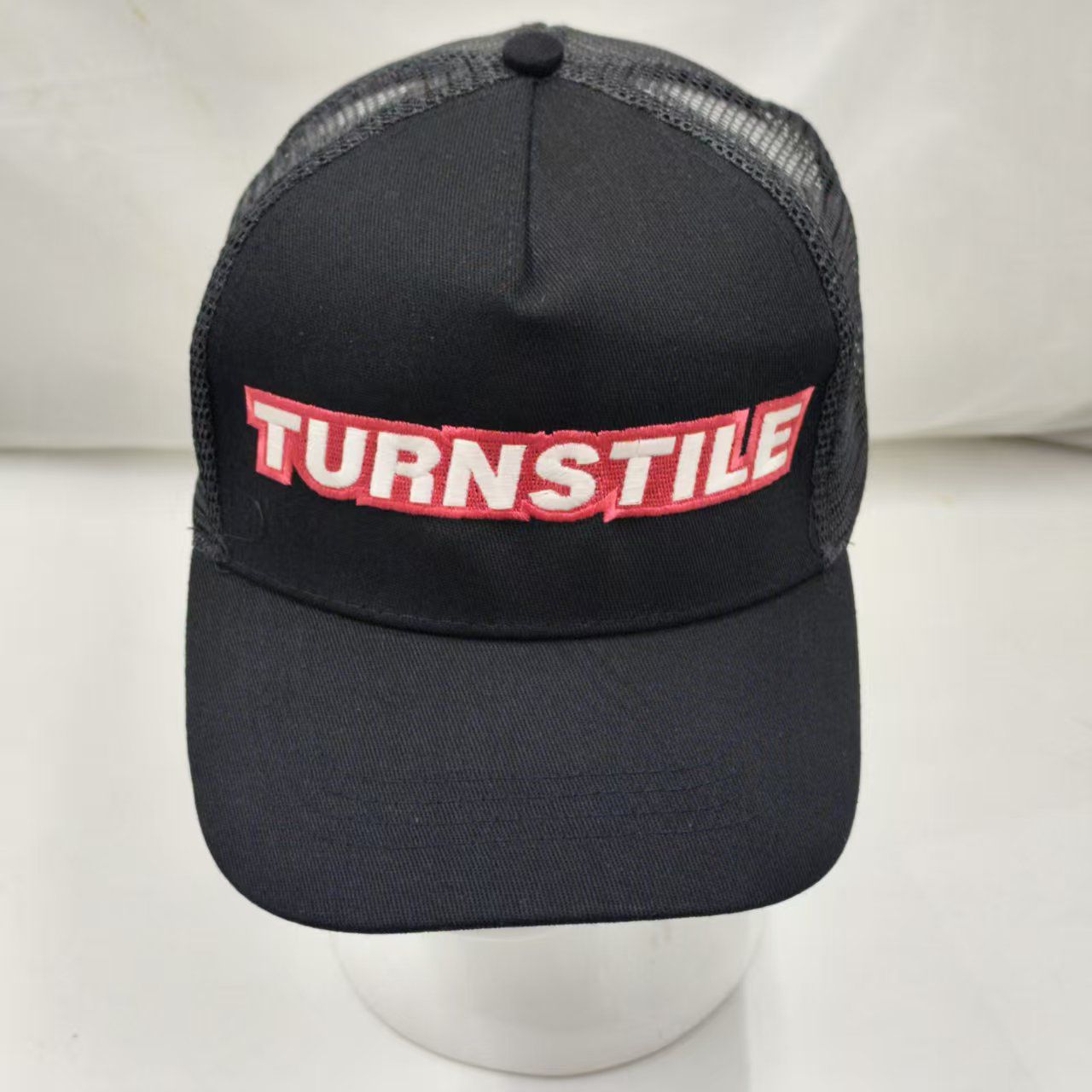 turnstile-logo-casquette-trucker-blanche-phosphorescente image 3