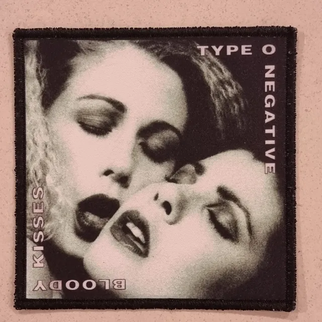 type-o-negative-bloody-kisses-patch-tiss-coudre image 1