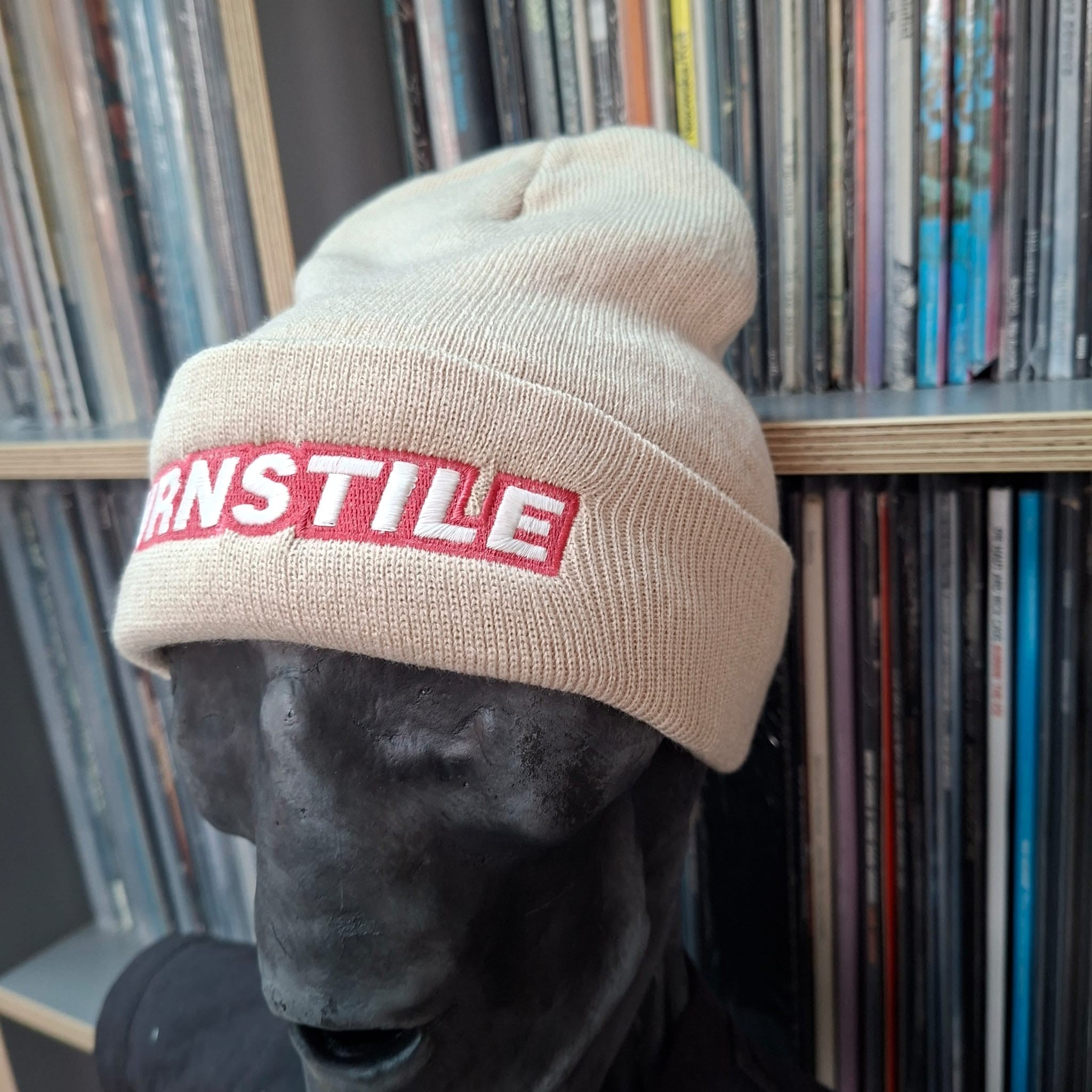 turnstile-logo-bonnet-beige-avoine-logo-phosphorescent image 4