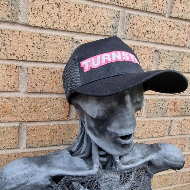 turnstile-logo-casquette-trucker-blanche-phosphorescente image 1