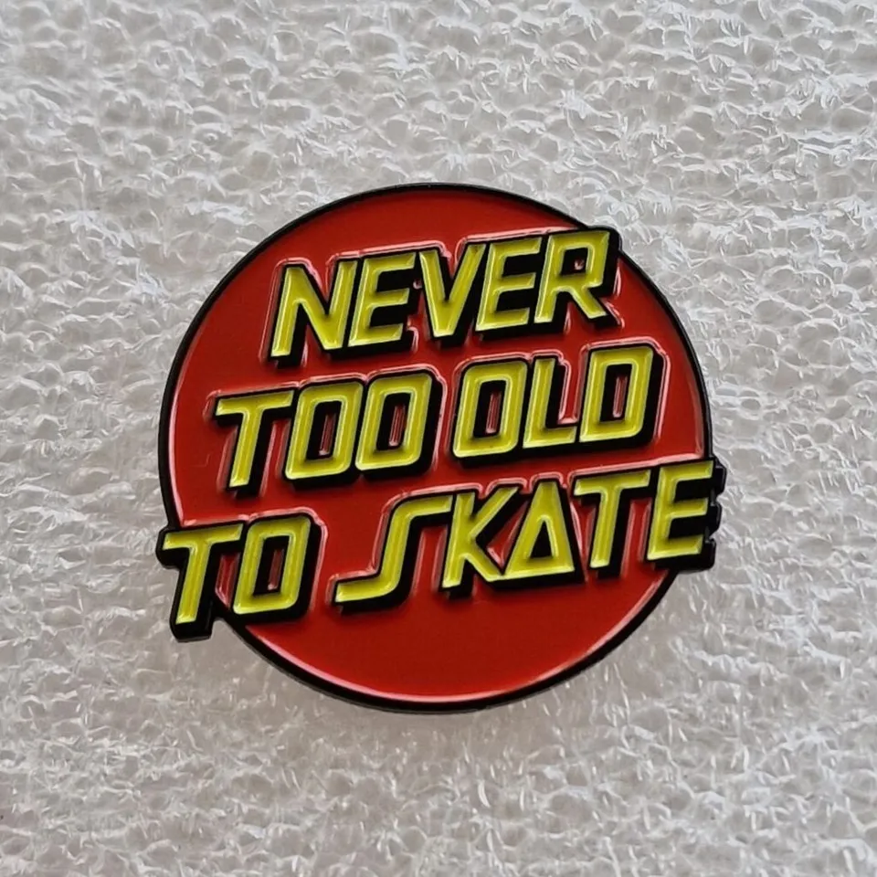 never-too-old-to-skate-pin-mail-petit-30mm-skate image 1