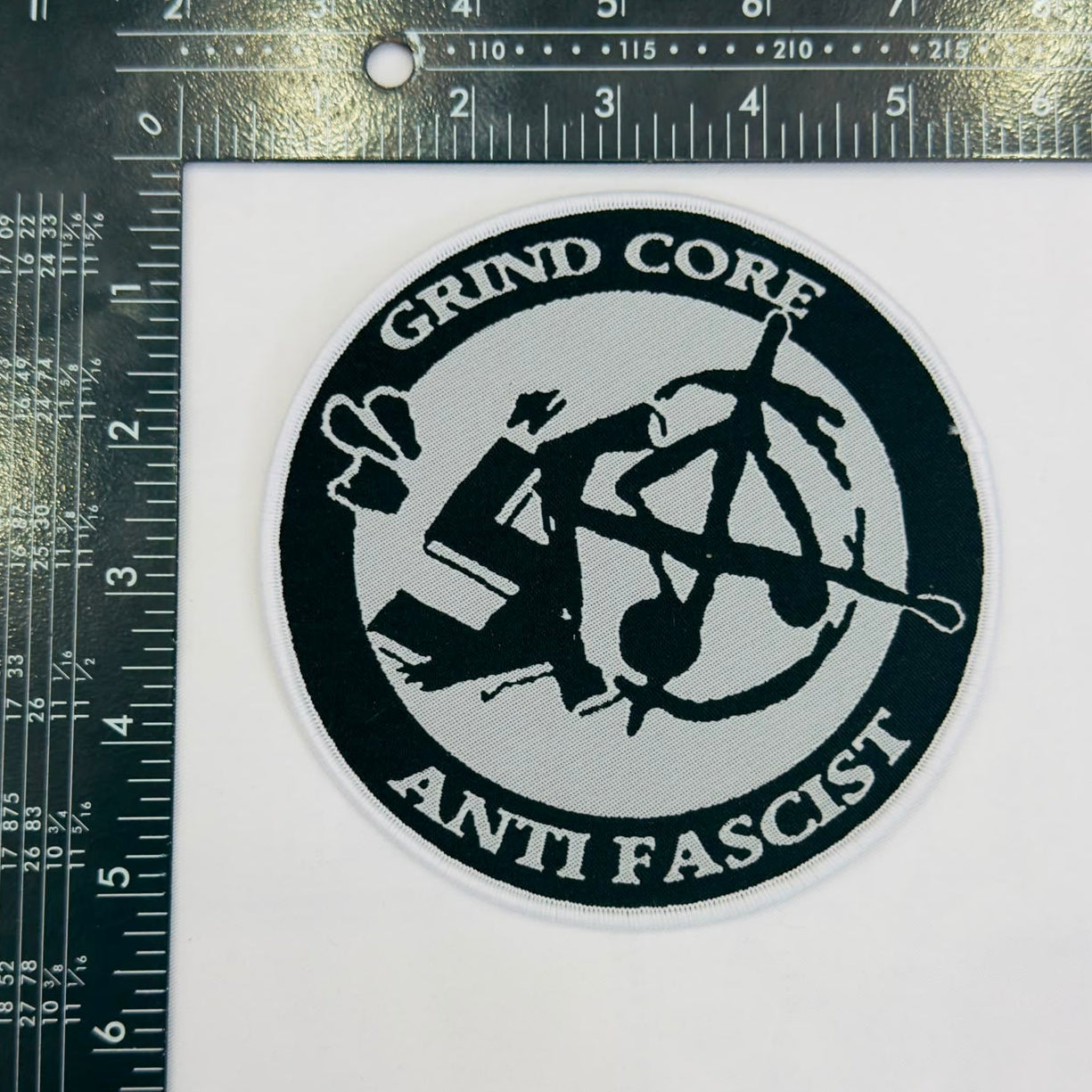 grindcore-antifascist-patch-tiss-bordure-blanche-noire image 5