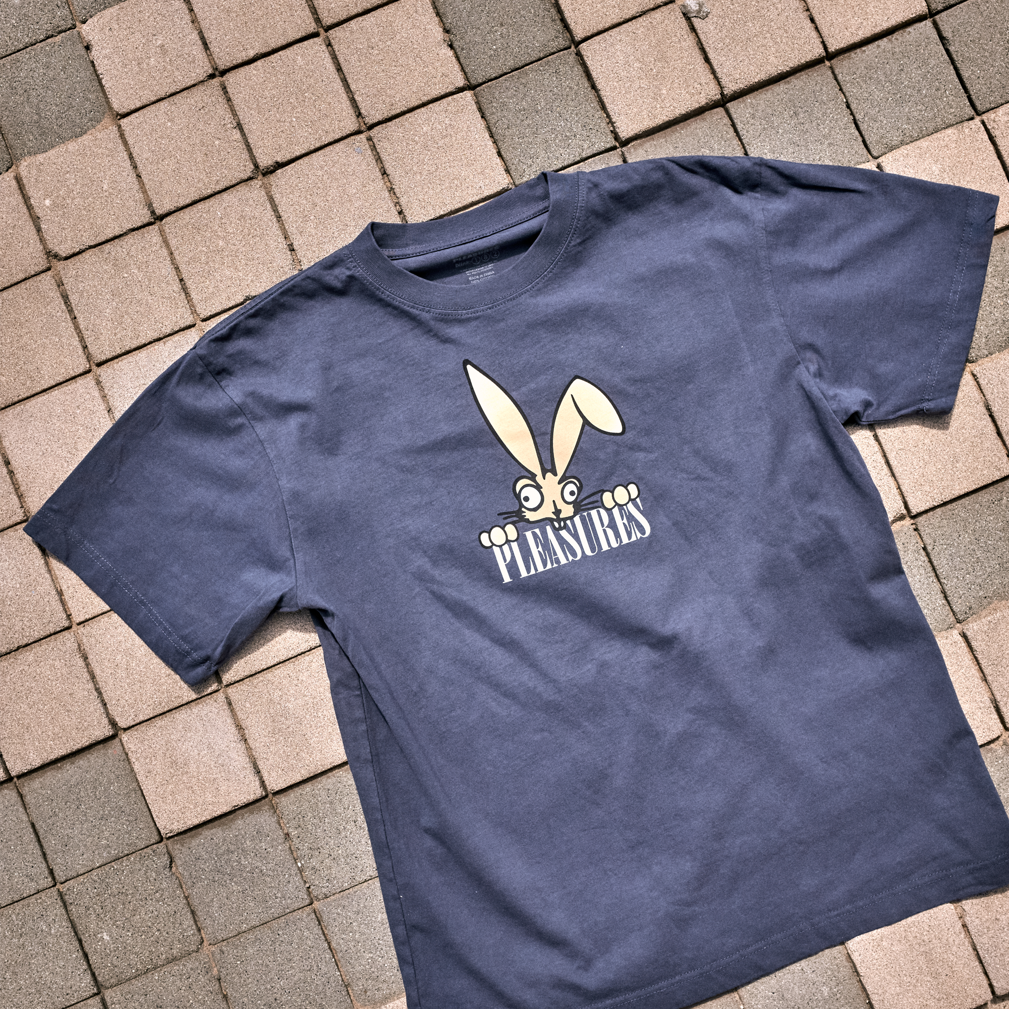 blink-182-pleasures-bunny-peek-t-shirt-bleu-marine image 4