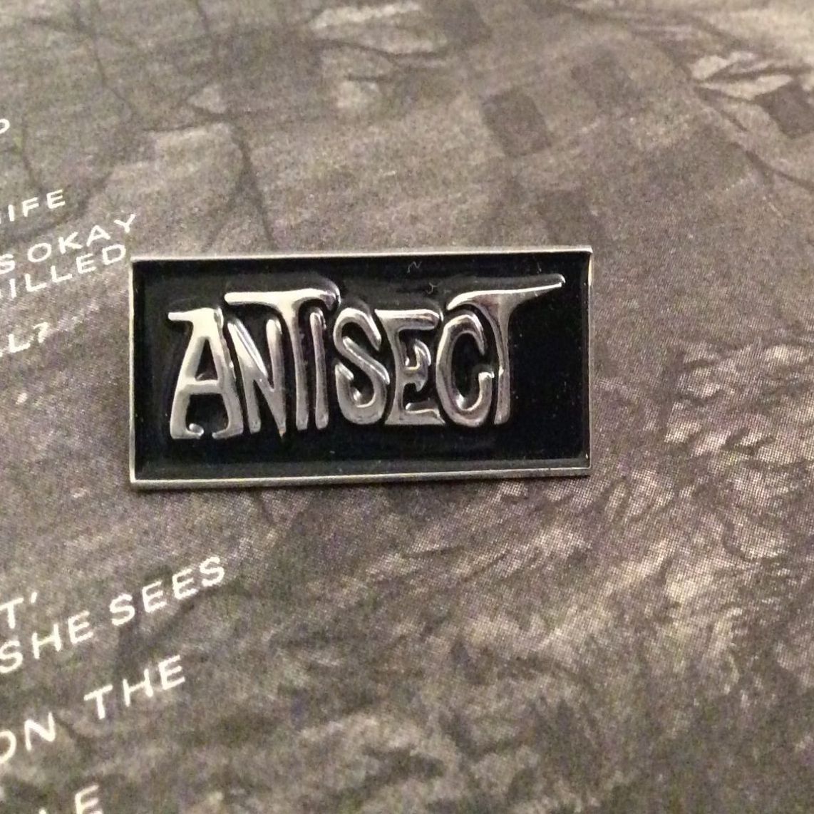 antisect-pin-mail-petit-badge-32mm-noir image 1