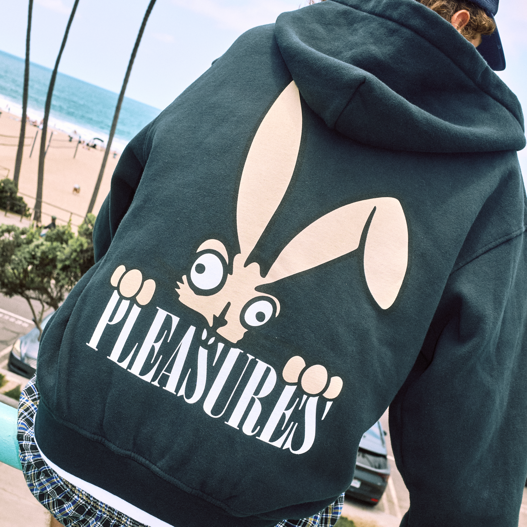 blink-182-pleasures-bunny-peek-sweat-zipp-noir image 4
