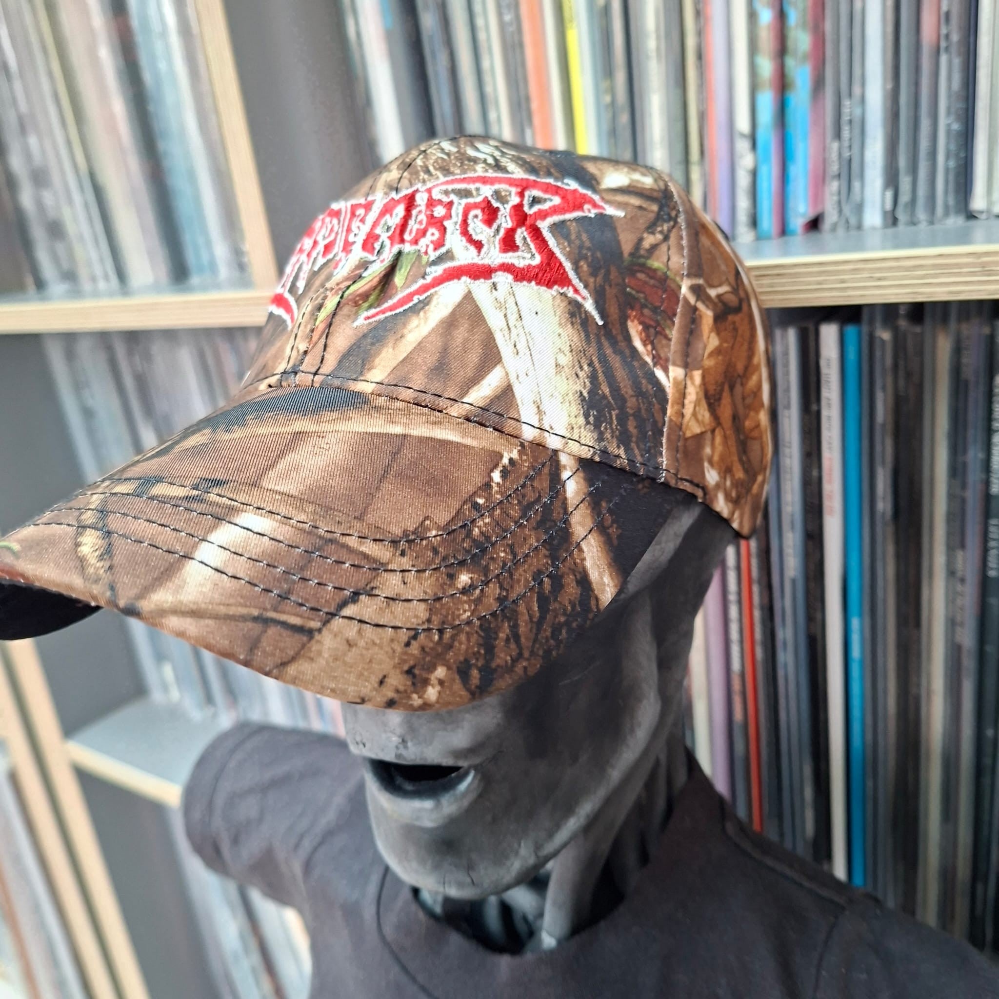 dismember-logo-rouge-casquette-baseball-camo-feuille image 2