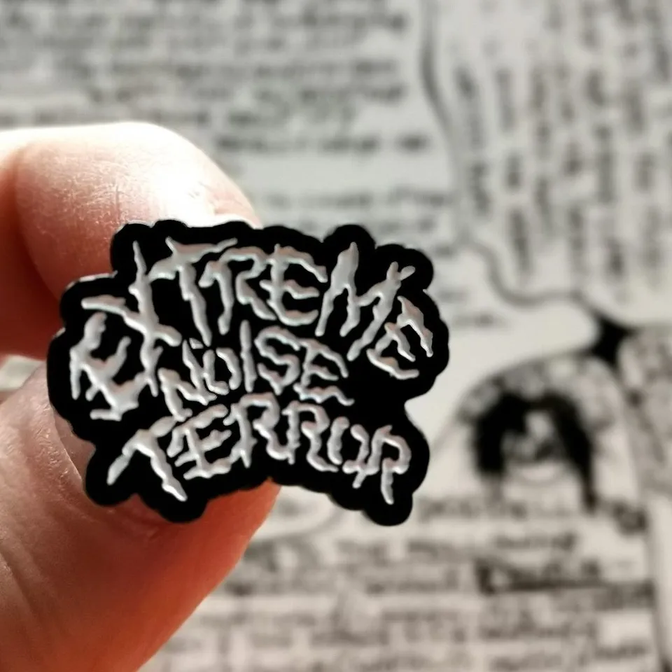 extreme-noise-terror-pin-s-mail-petit-26mm image 1