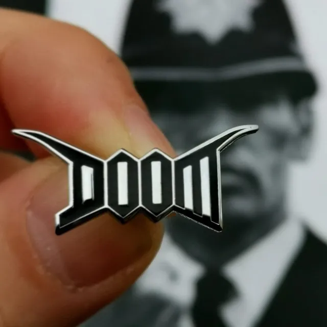 doom-logo-pin-s-mail-30mm-attache-papillon image 1
