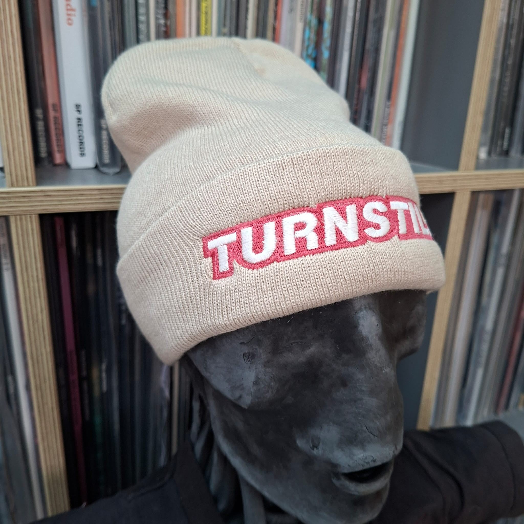 turnstile-logo-bonnet-beige-avoine-logo-phosphorescent image 2