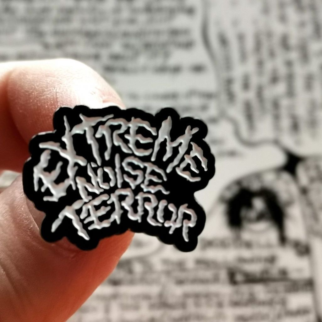 extreme-noise-terror-pin-s-mail-petit-26mm image 1