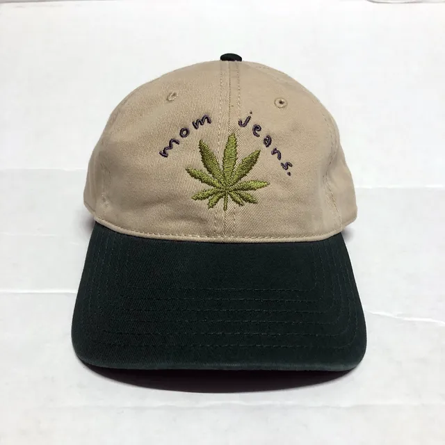 mom-jeans-weed-hat-casquette-brod-e-verte image 1