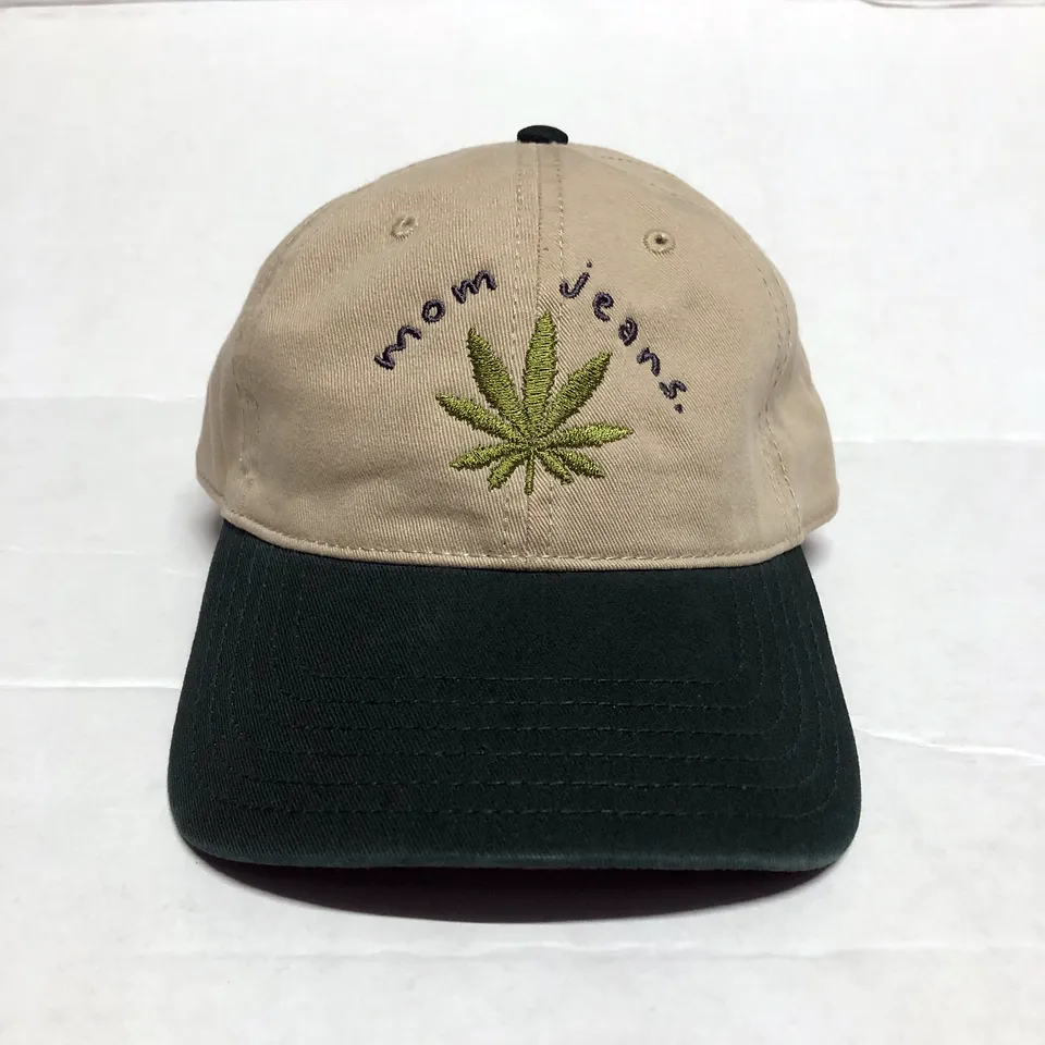 mom-jeans-weed-hat-casquette-brod-e-verte image 1