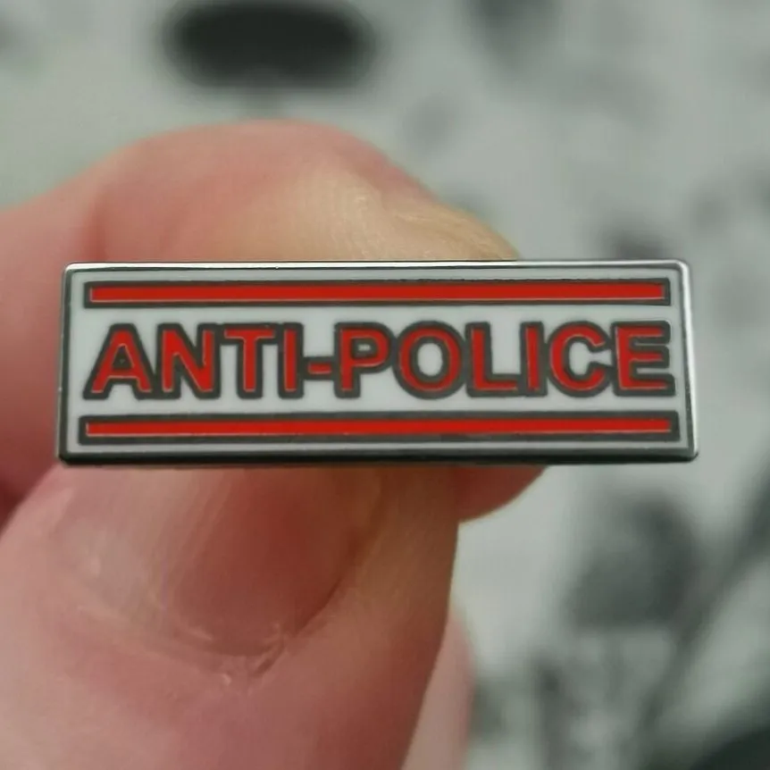 anti-police-pin-mail-petit-pins-punk-slogan image 1