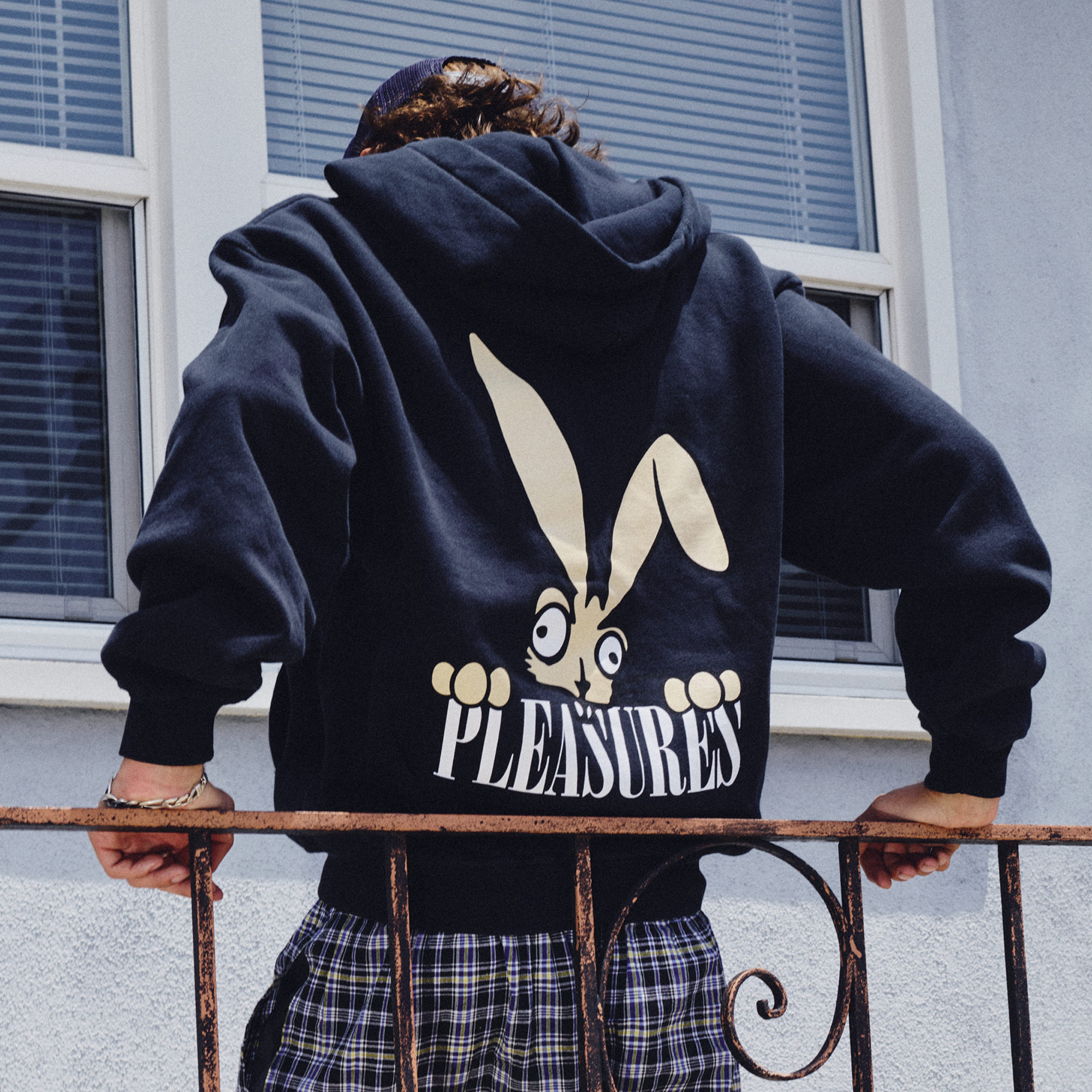 blink-182-pleasures-bunny-peek-sweat-zipp-noir image 2