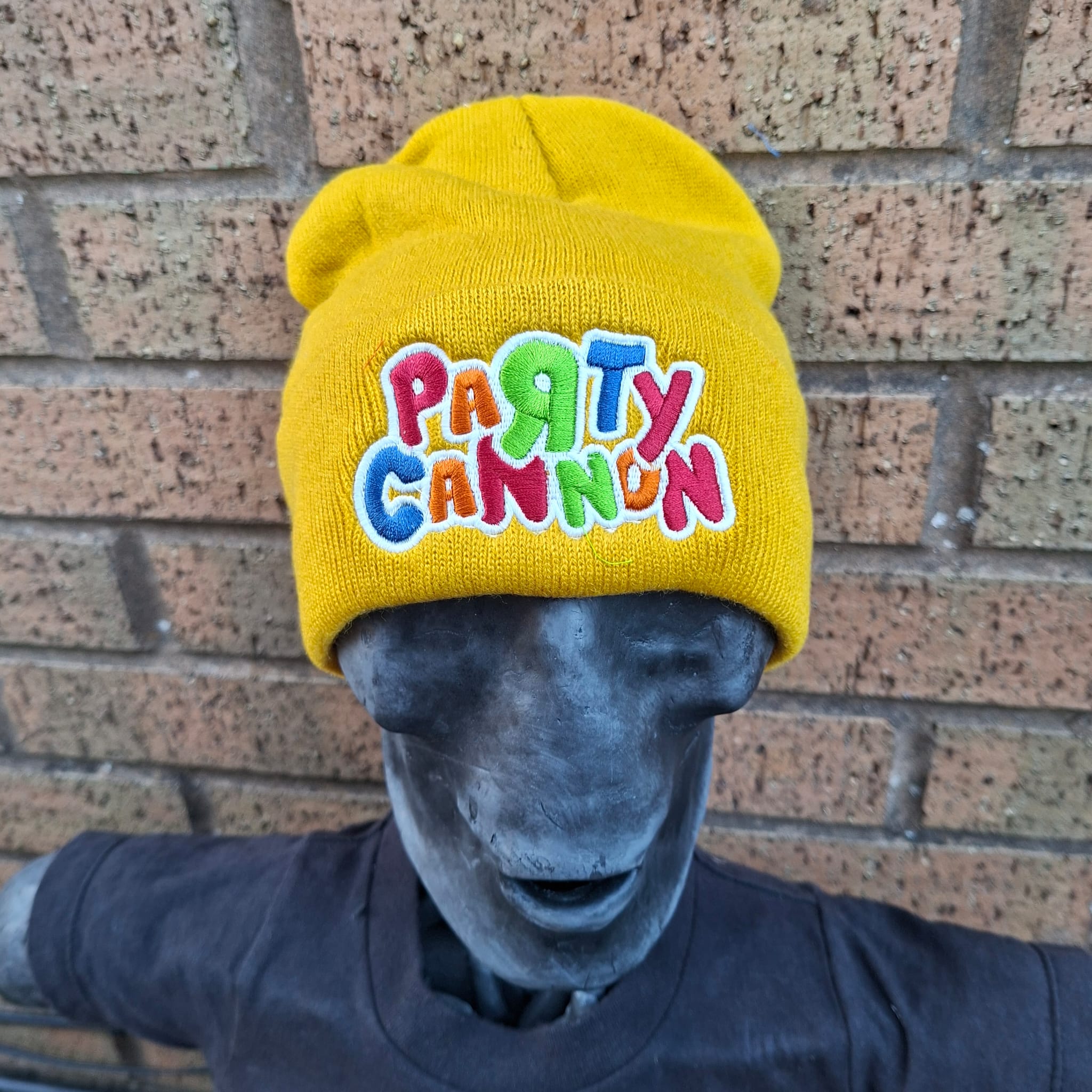party-cannon-bonnet-jaune-moutarde-logo-phosphorescent image 3