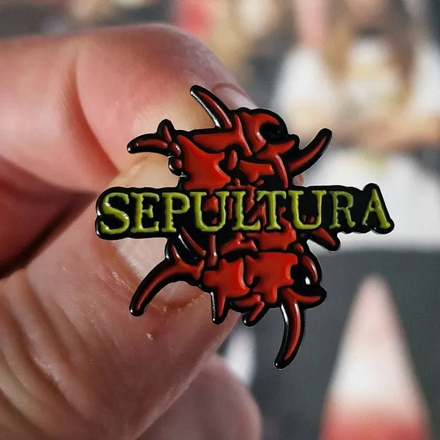 sepultura-logo-pin-s-mail-petit-35mm image 1