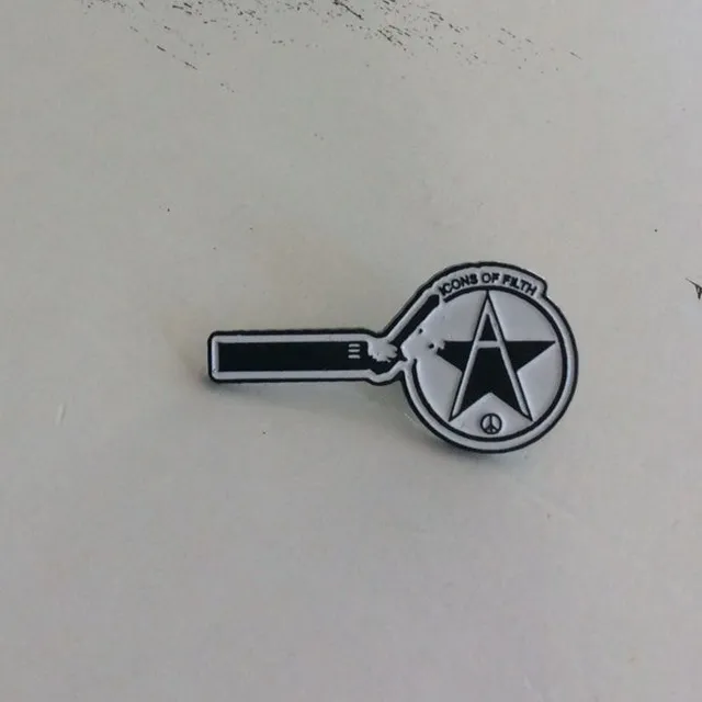 783punx-icons-of-filth-pin-s-mail-petit-35mm image 1