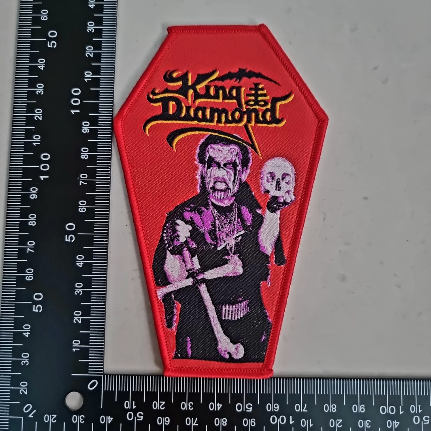 king-diamond-cusson-tiss-cercueil-bordure-rouge image 2