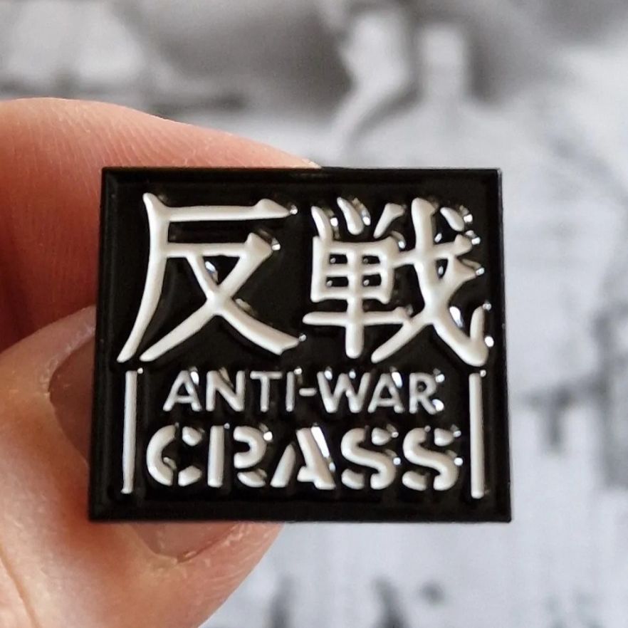 crass-pin-s-mail-anti-war-noir-petit-26mm image 1