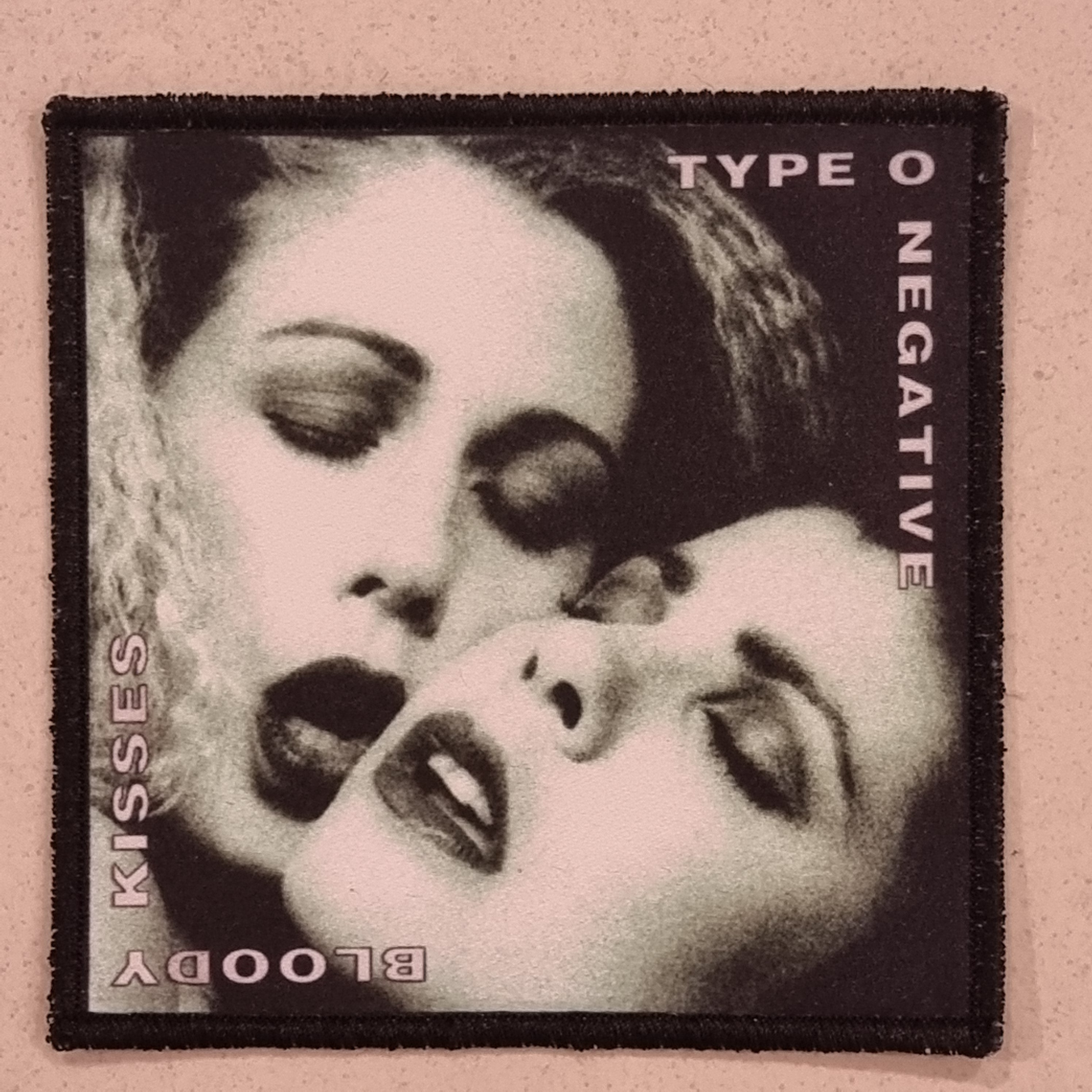 type-o-negative-bloody-kisses-patch-tiss-coudre image 1