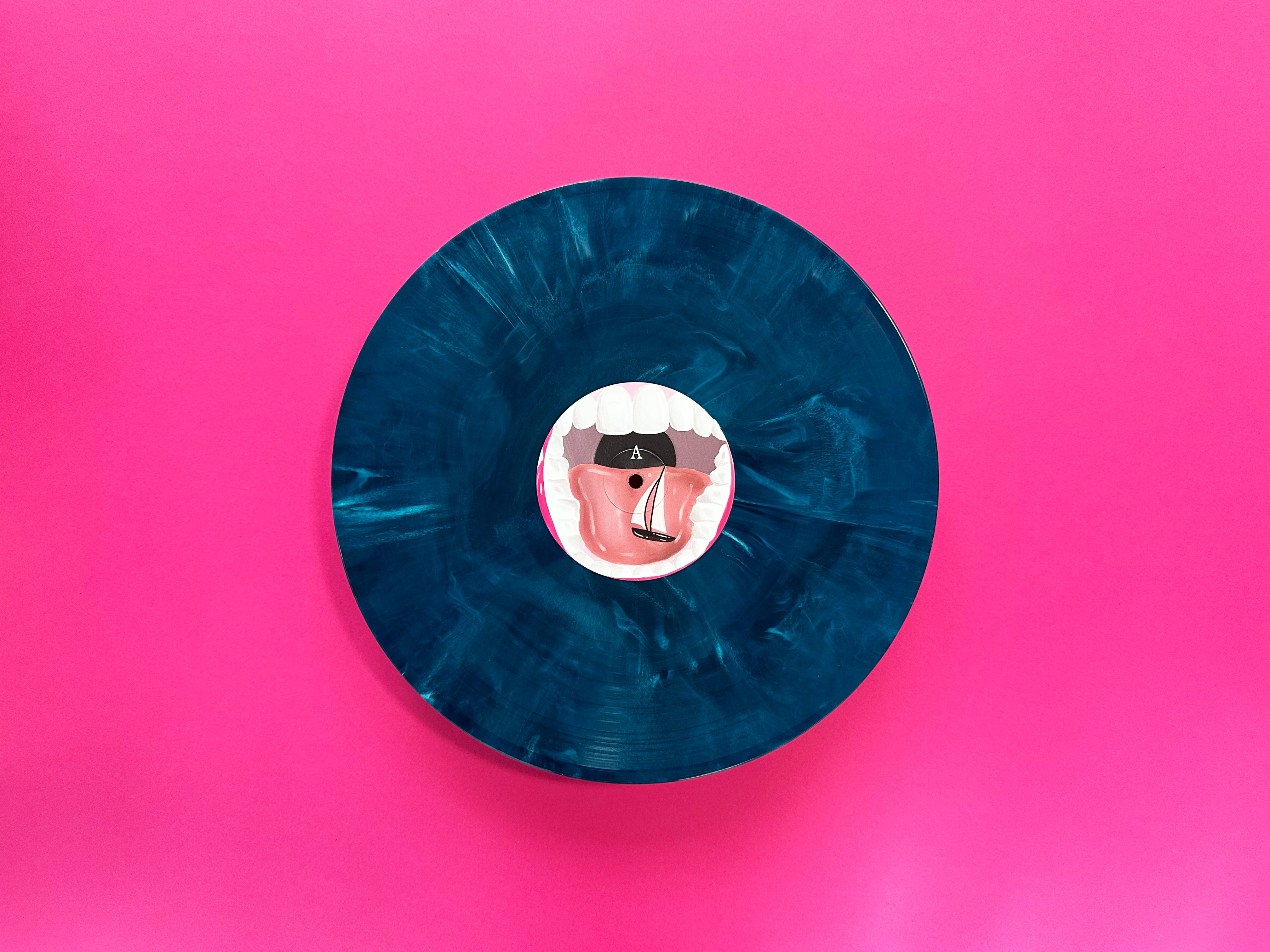 love-rarely-pain-travels-vinyle-blue-marble-lp image 2
