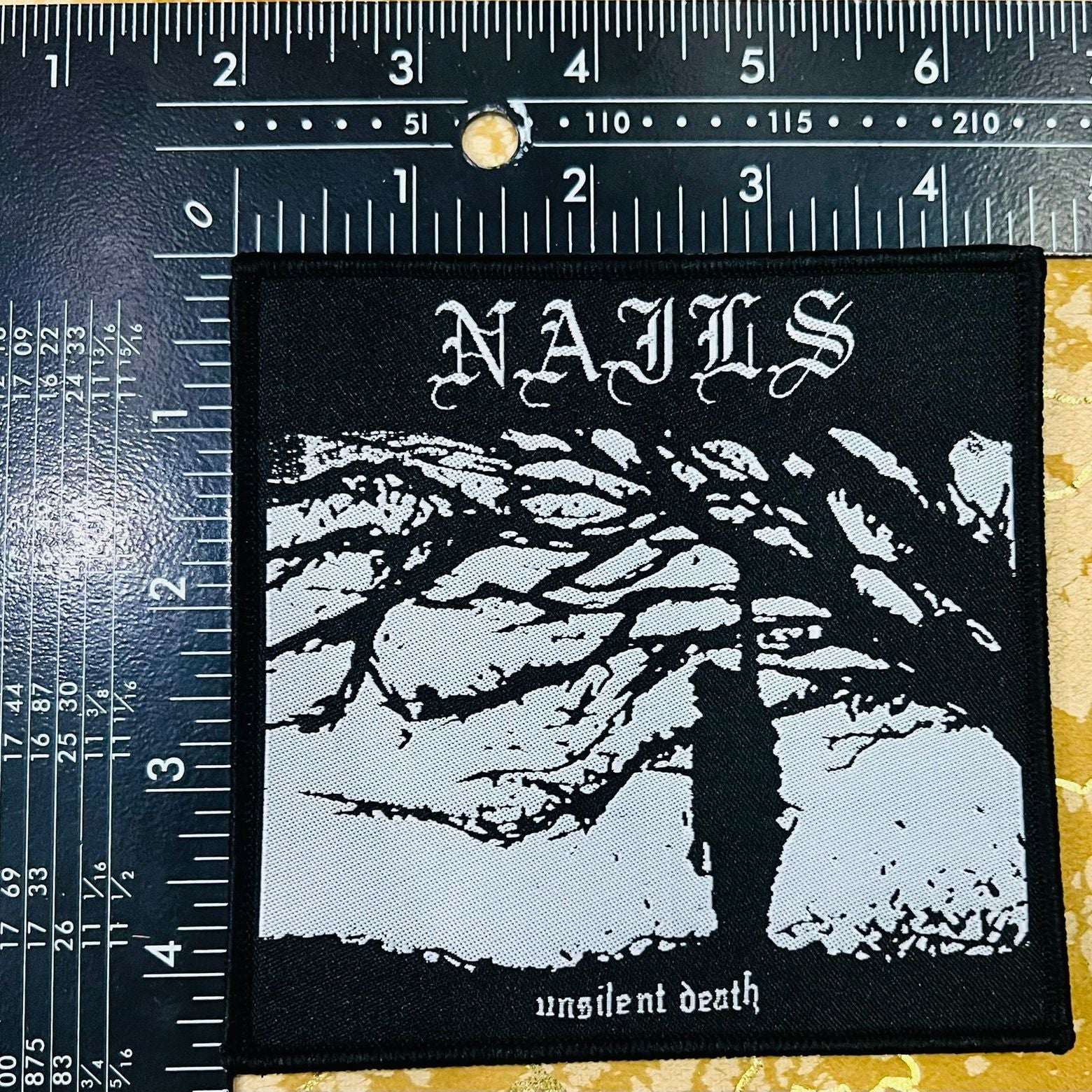 nails-unsilent-death-petit-patch-tiss-bordure-noire image 4
