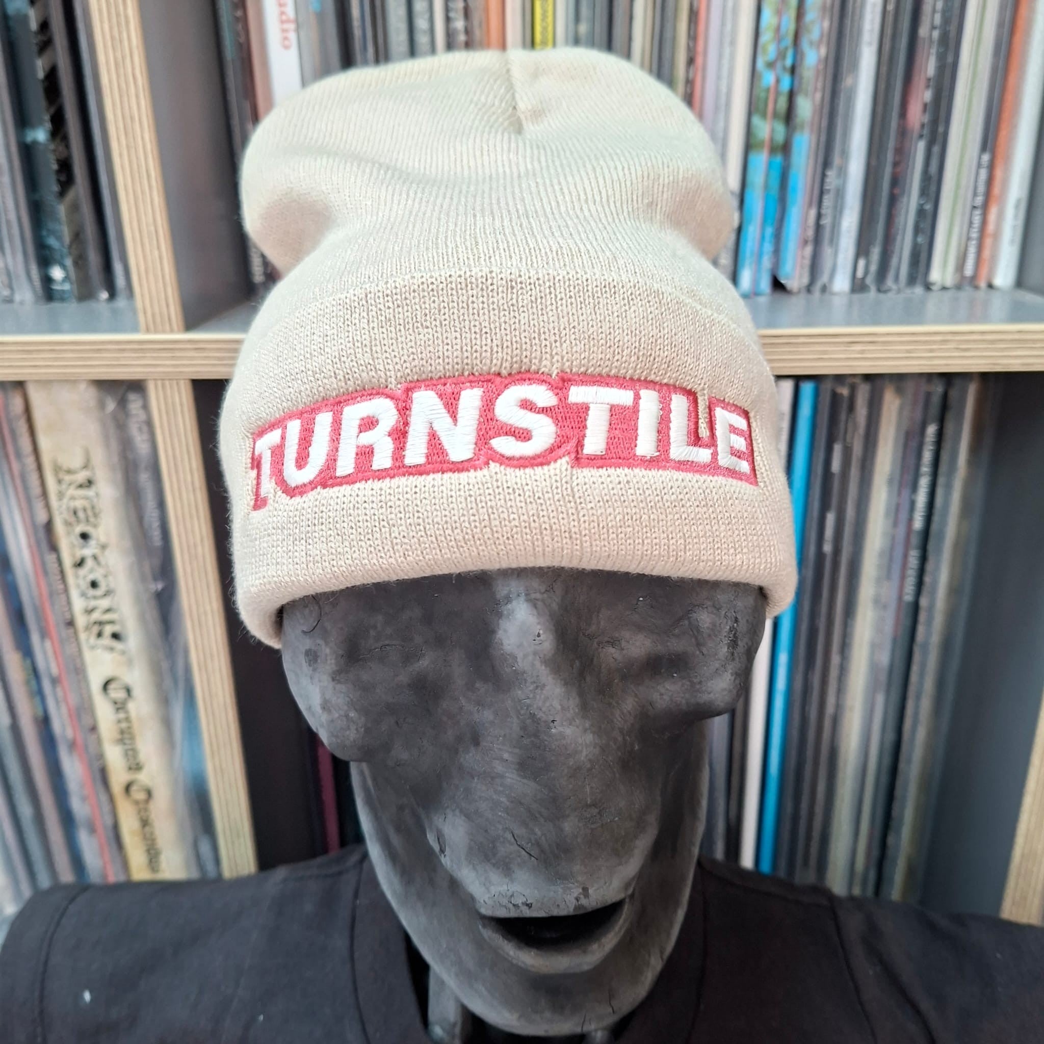 turnstile-logo-bonnet-beige-avoine-logo-phosphorescent image 1