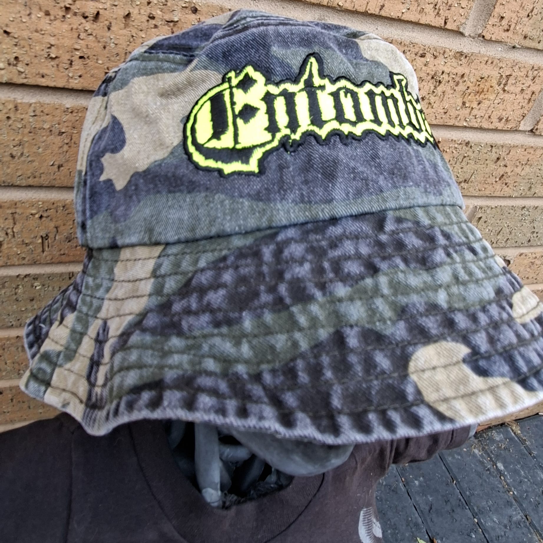 entombed-logo-bob-bucket-hat-camo-vert-phosphorescent image 3