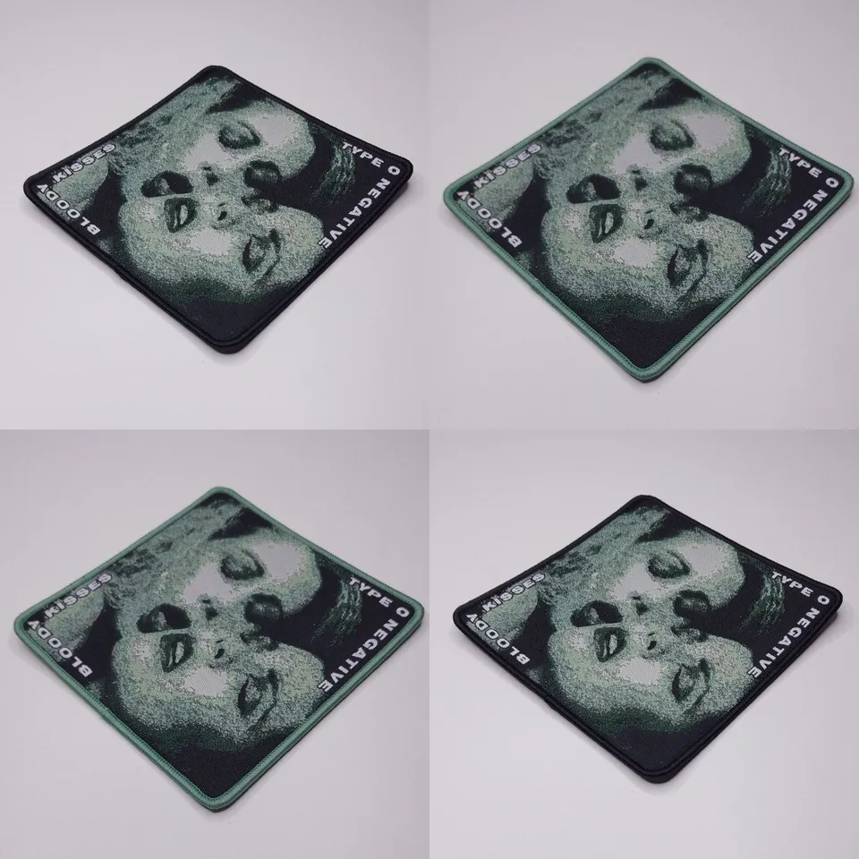 type-o-negative-bloody-kisses-patch-tiss-bordure-noire image 1