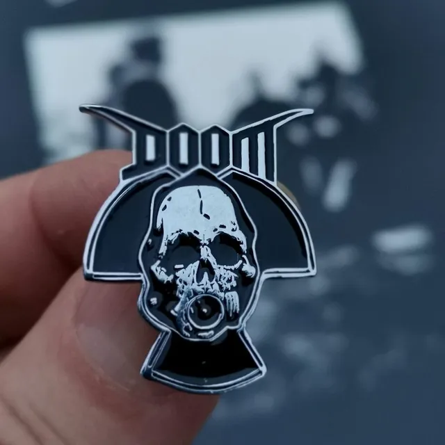 doom-gasmask-pin-s-mail-30mm-attache-papillon image 1