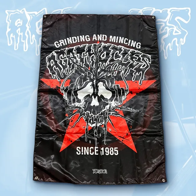 agathocles-grinding-n-mincing-drapeau-tissu-100x70 image 1